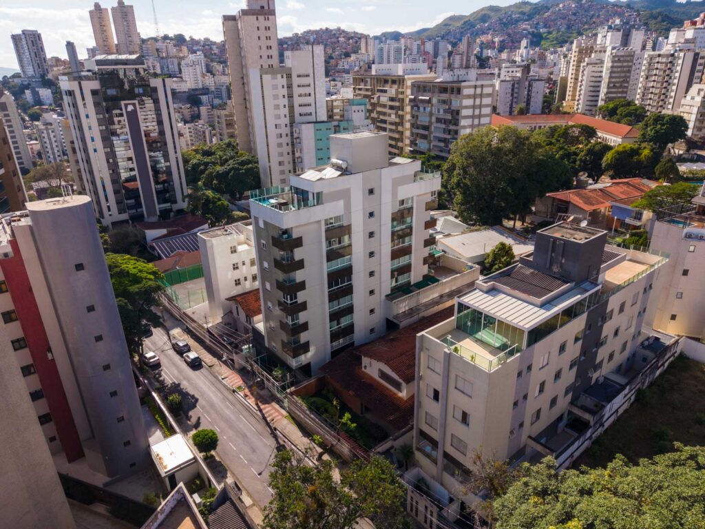Vista do Edifício Rafaela com entorno urbano do bairro Serra