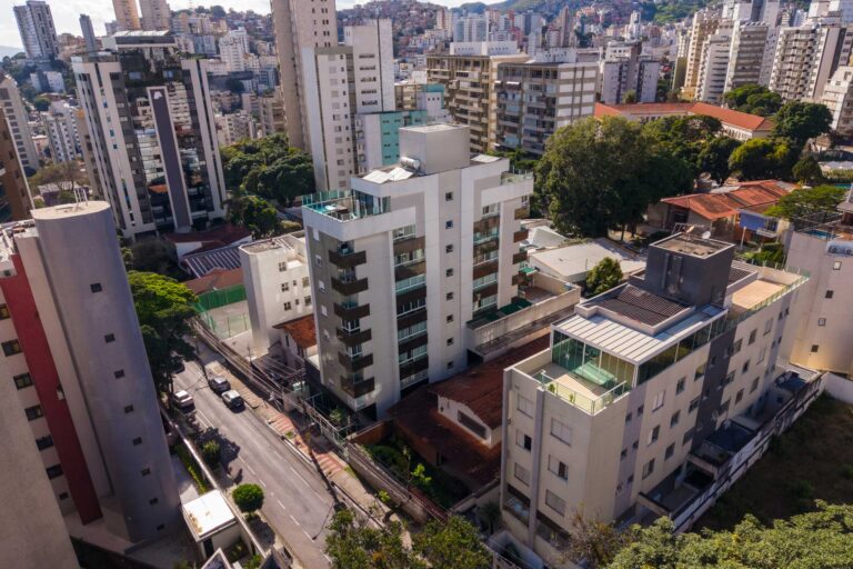 Vista do Edifício Rafaela com entorno urbano do bairro Serra
