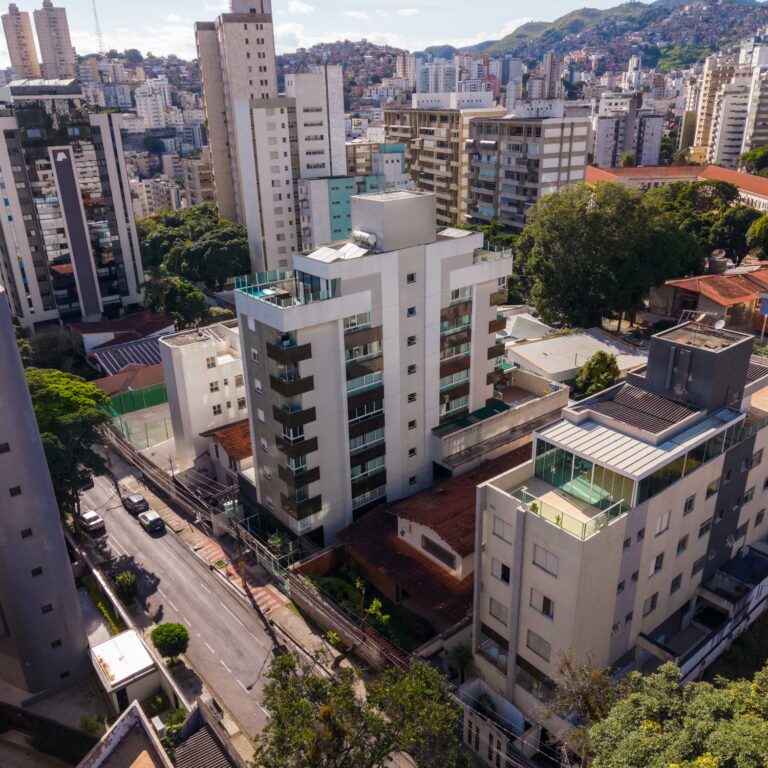 Vista do Edifício Rafaela com entorno urbano do bairro Serra